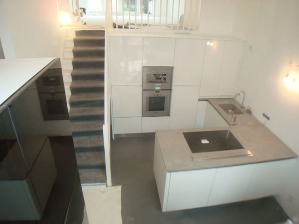 beton lichtgrijs 2 cm dik & hooglans witte keuken.preview
