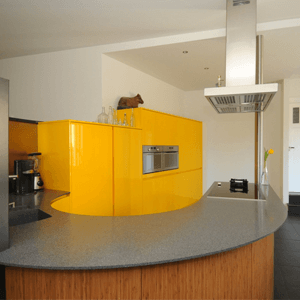 moderne felgele keuken met u-vormig kookeiland