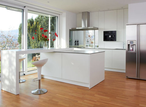 BAX witte keuken met modern kookeiland