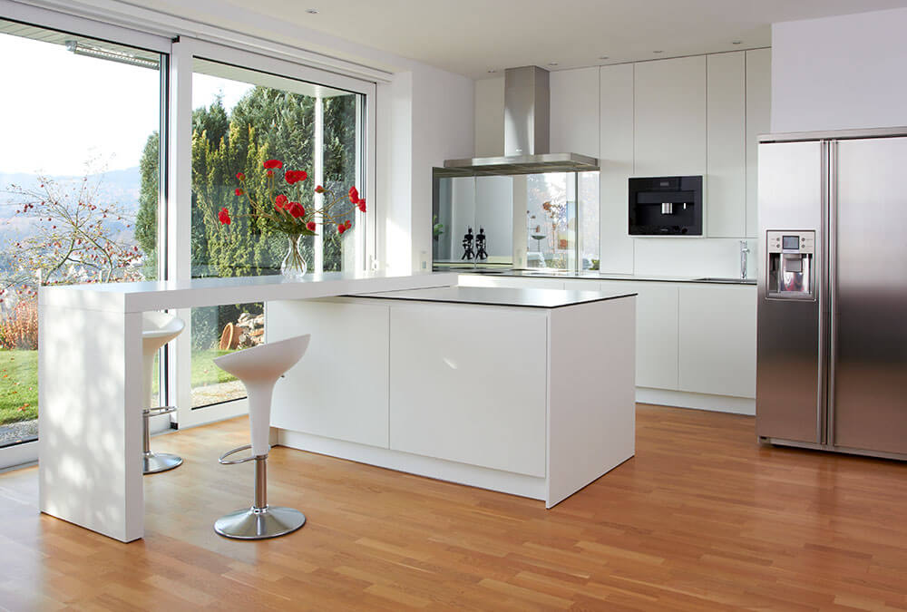 BAX witte keuken met modern kookeiland
