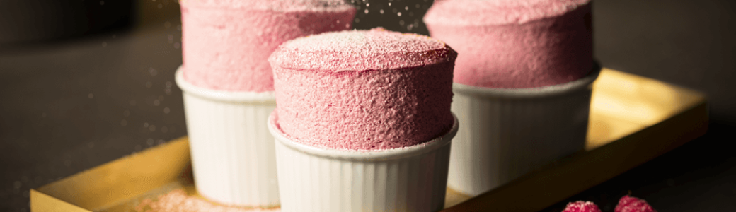 Roze Frambozen Cupcakes Besprinkeld Met Poeder